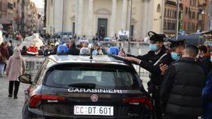 Assembramenti, Decaro: "Non è vietato uscire, forze ordine non possono fare di più"