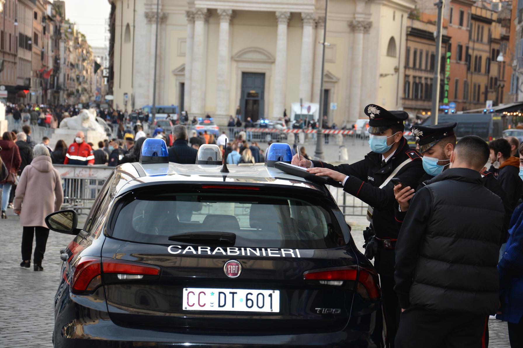 Assembramenti, Decaro: "Non è vietato uscire, forze ordine non possono fare di più"