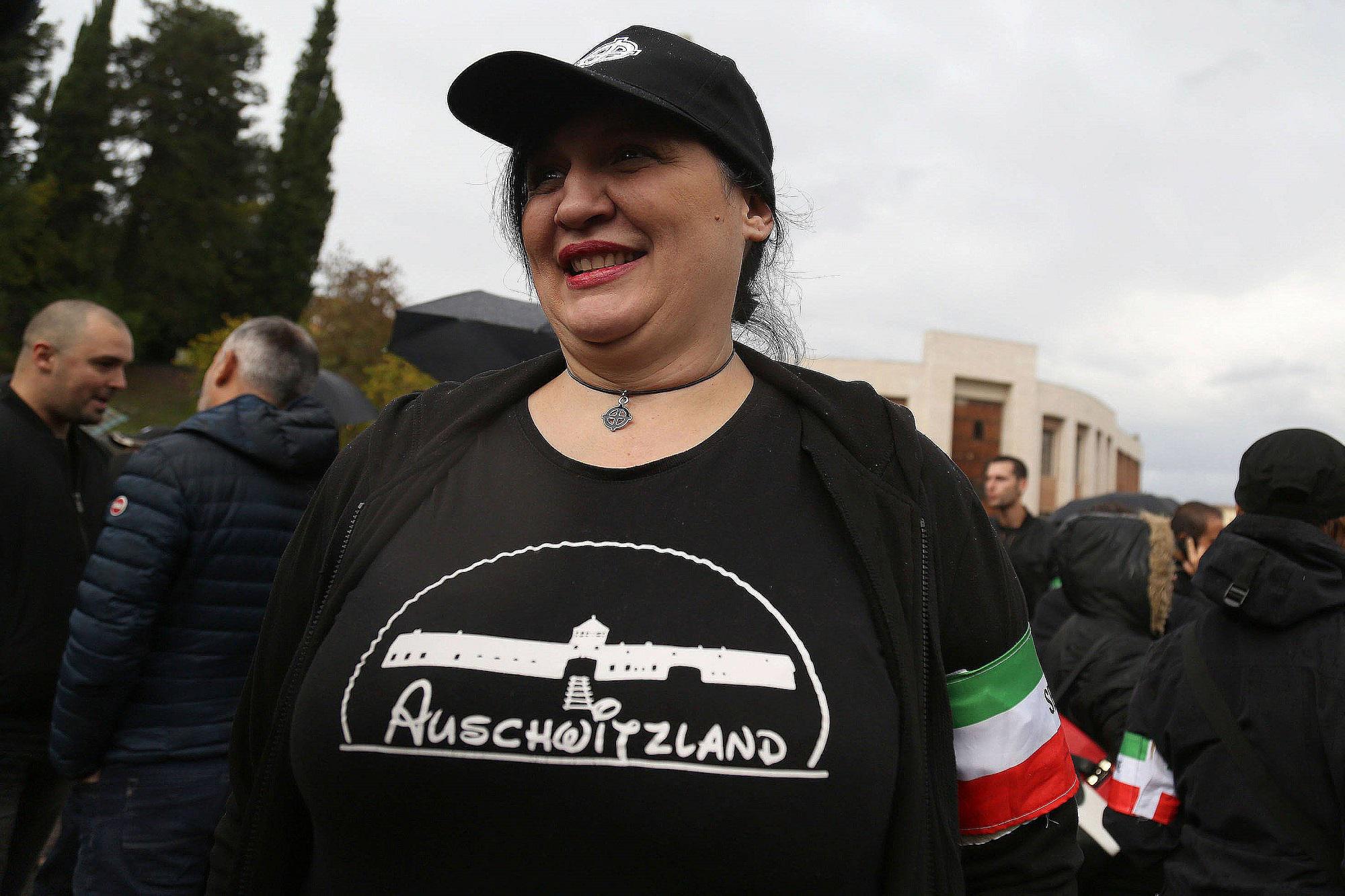 Assolta per maglietta 'Auschwitzland', Anpi: "Ancora una volta apologia non è punita"