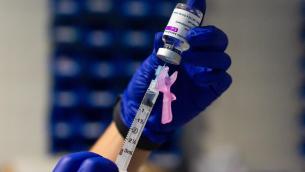 AstraZeneca, Bassetti: "Mi risultano persone vaccinate dopo stop"
