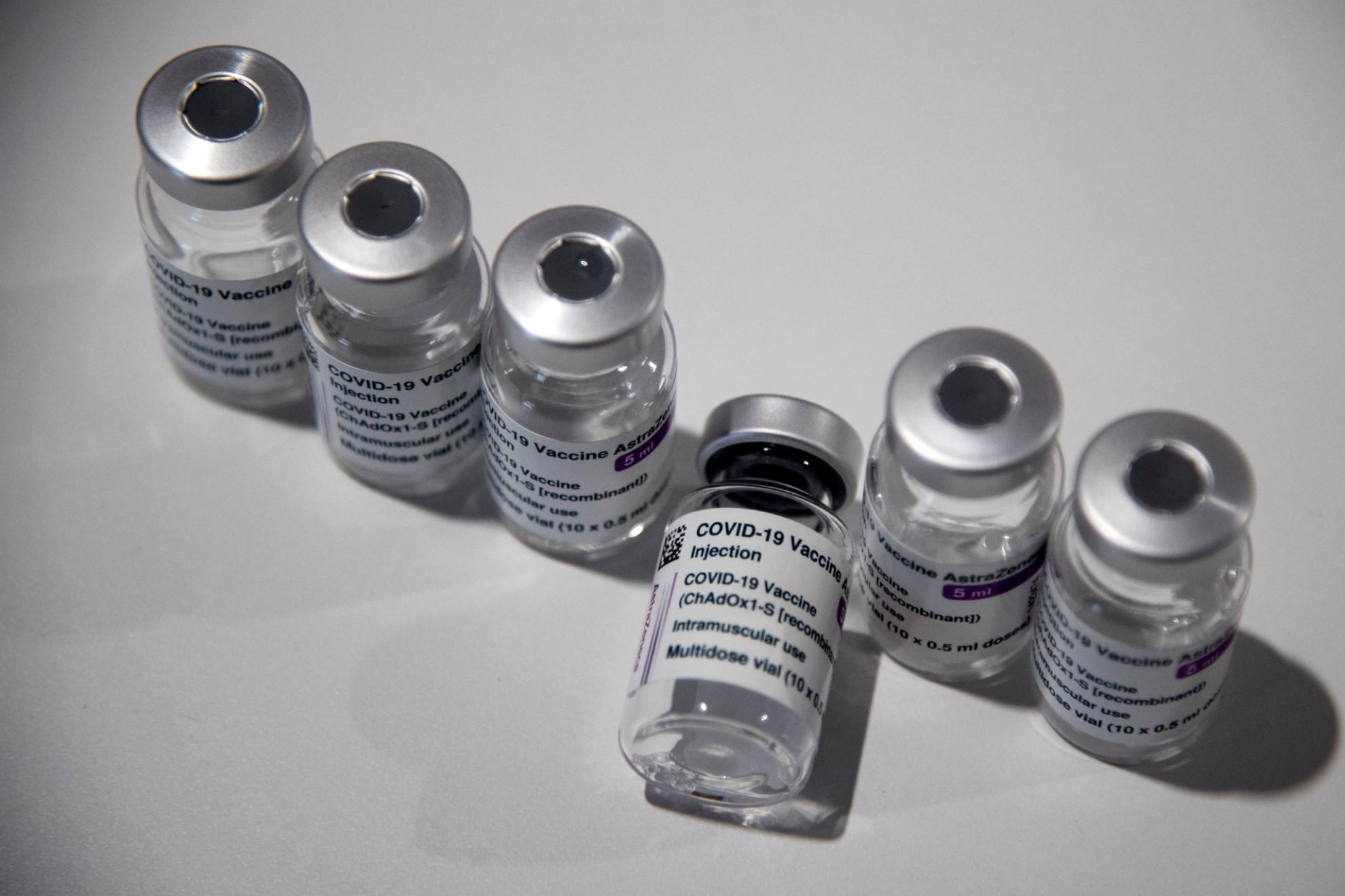 AstraZeneca, Ema: "Vaccino e trombosi, non provato nesso"