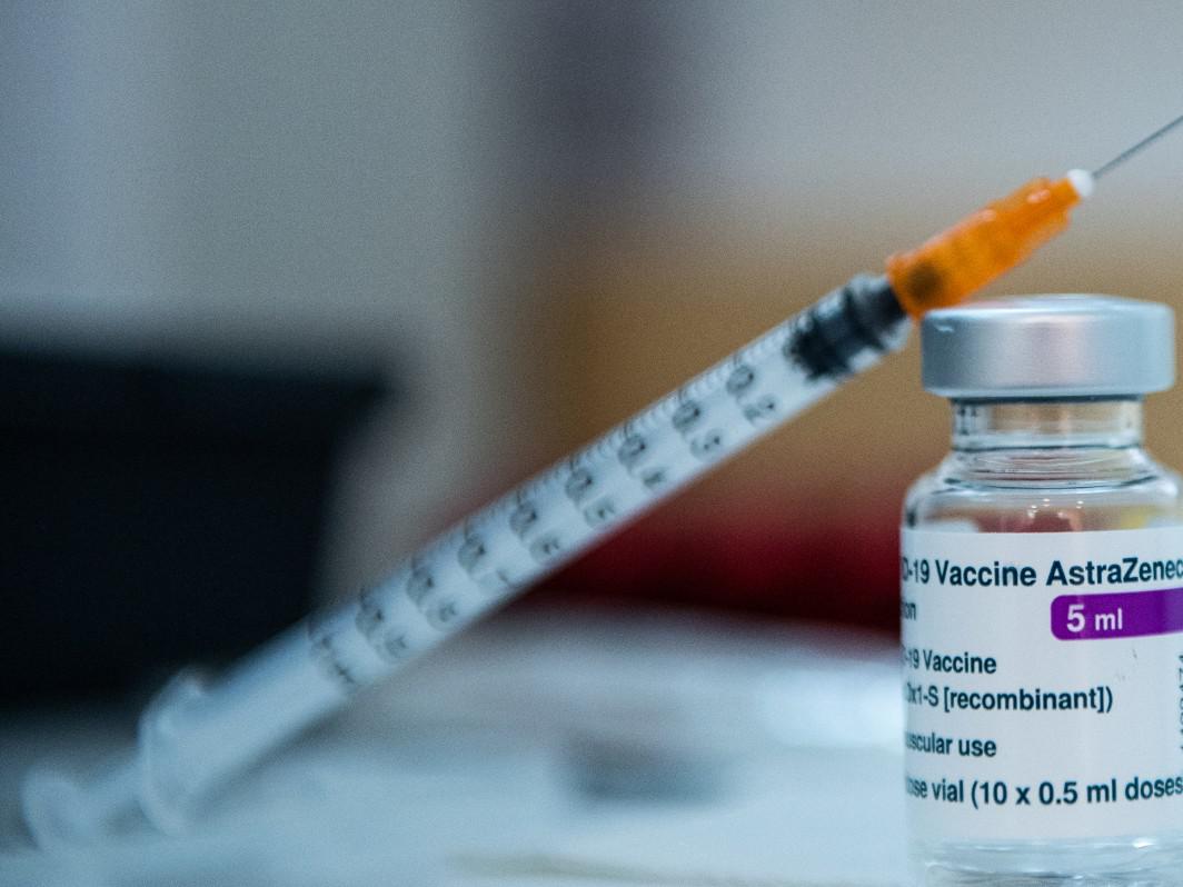 AstraZeneca, seconda dose e rischio trombosi: le news