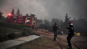 Atene assediata dalle fiamme, evacuati in centinaia