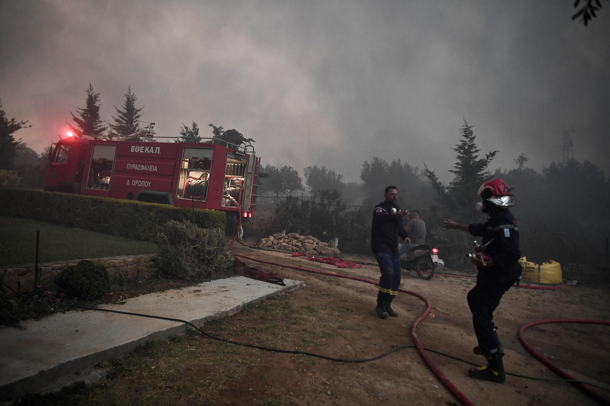 Atene assediata dalle fiamme, evacuati in centinaia
