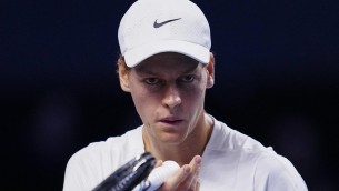 Atp Finals, Sinner in semifinale grazie a Hurkacz che strappa un set a Djokovic