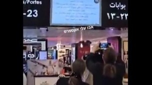 Attacco hacker all'aeroporto di Beirut, messaggio anti Hezbollah su schermi - Video