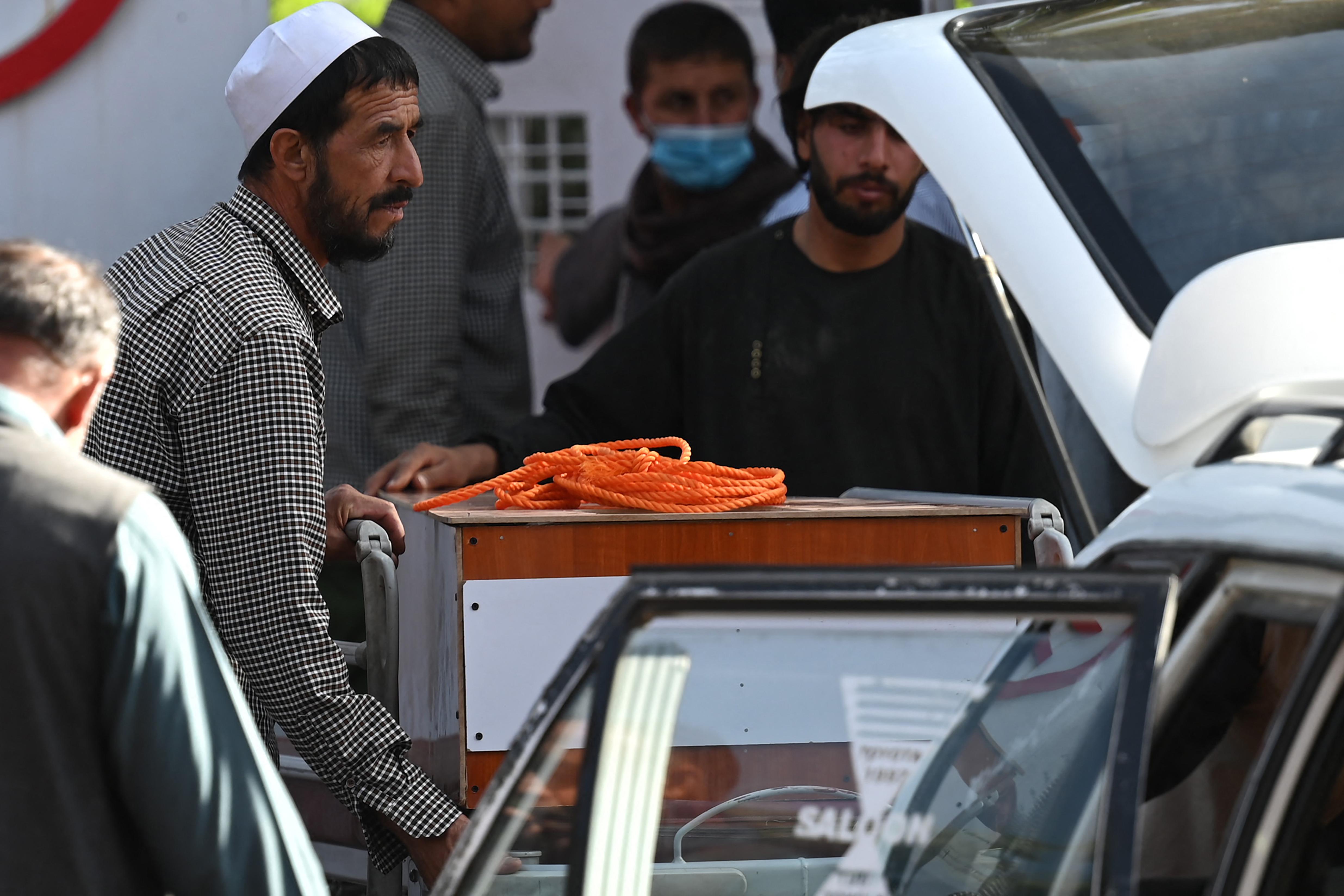 Attacco Isis a Kabul, oltre 90 morti