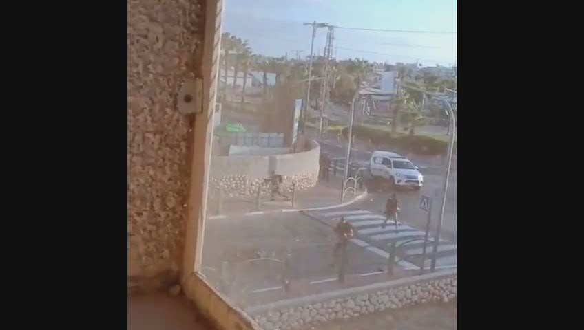 Attacco Israele, incursioni Hamas: scontri e ostaggi - Video