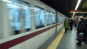 "Attenti agli zingari in metro", Atac: "Annuncio inaccettabile"
