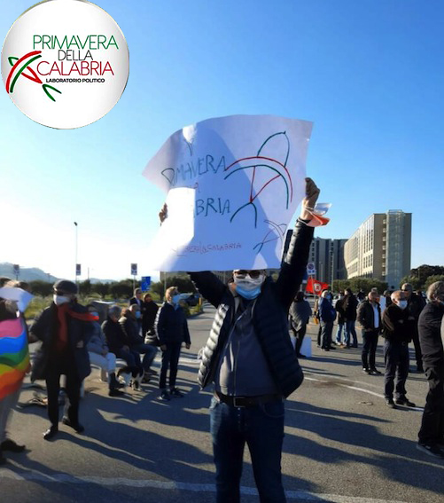 attivista-di-primavera-della-calabria-davanti-alla-cittadella