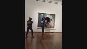 Attivisti lanciano liquido nero su capolavoro Klimt a Vienna - Video