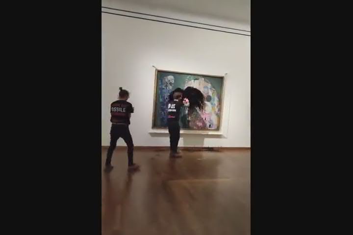 Attivisti lanciano liquido nero su capolavoro Klimt a Vienna - Video