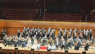 Attivisti Ultima Generazione su palco Santa Cecilia durante 'Messiah' di Haendel