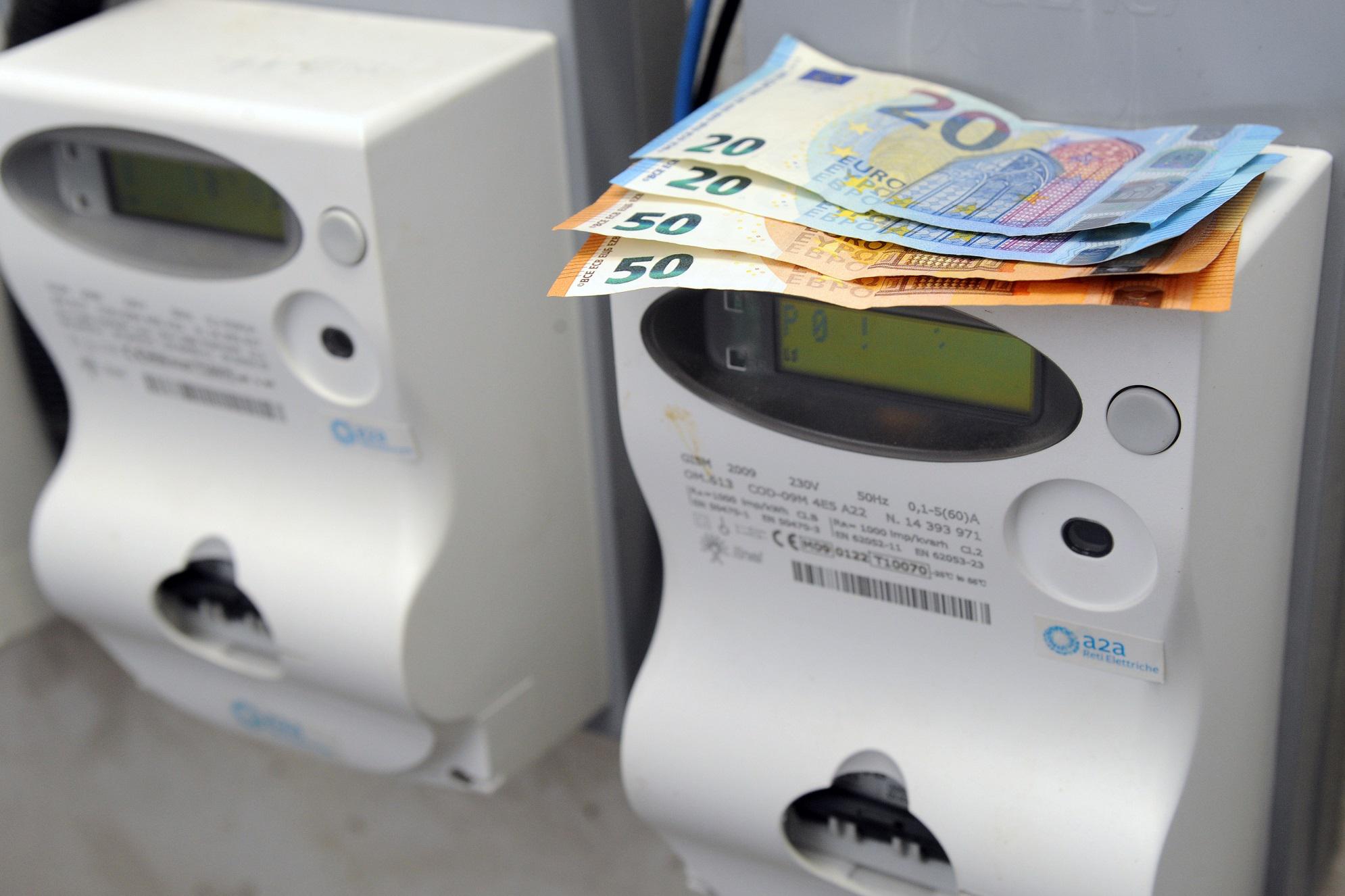Aumento bollette, governo al lavoro: c'è anche il bonus, a chi spetta