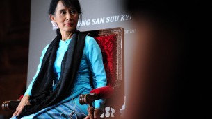 Aung San Suu Kyi esce dal carcere, trasferita agli arresti domiciliari