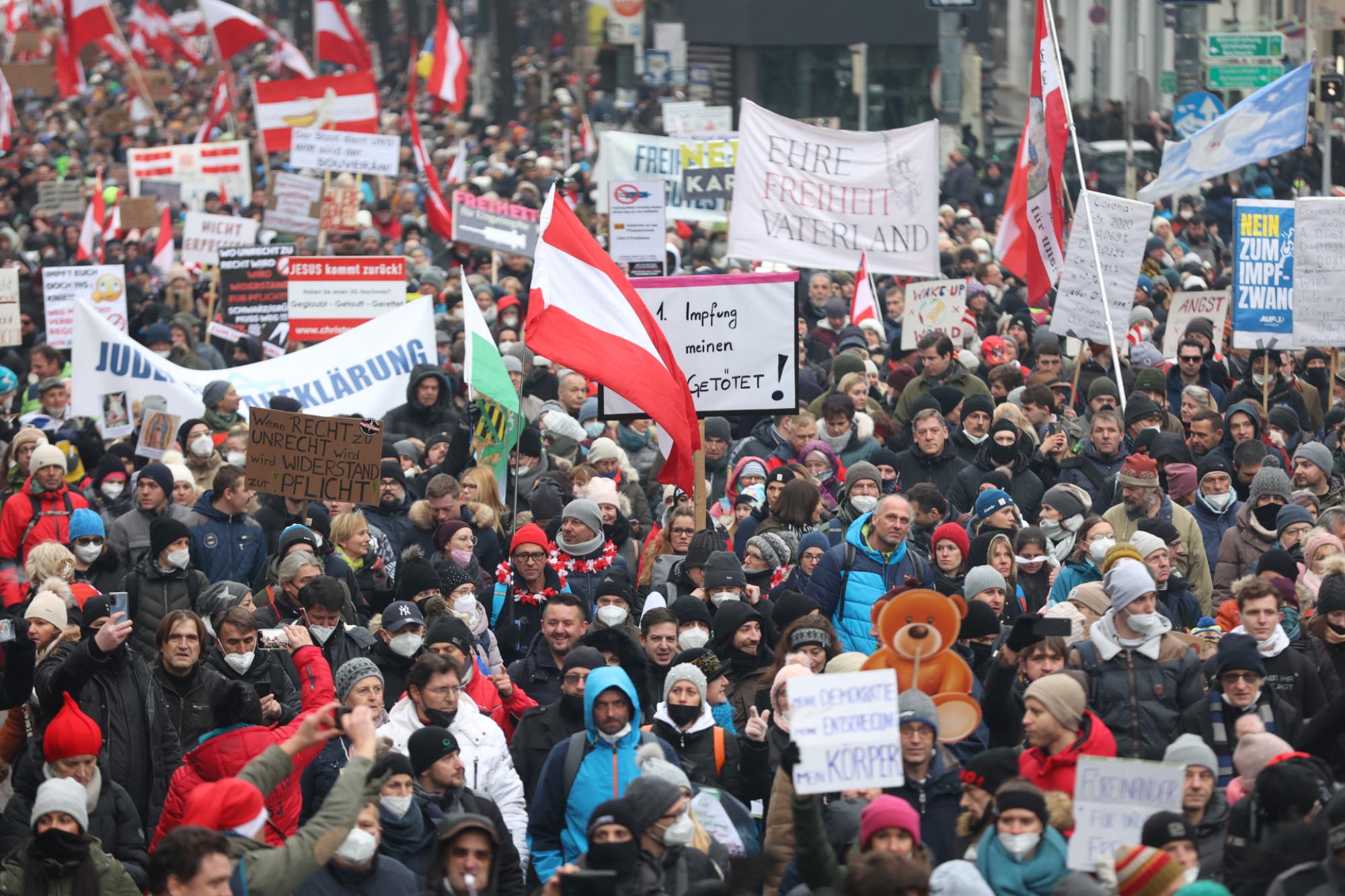 Austria, in 44mila in piazza contro l'obbligo vaccinale
