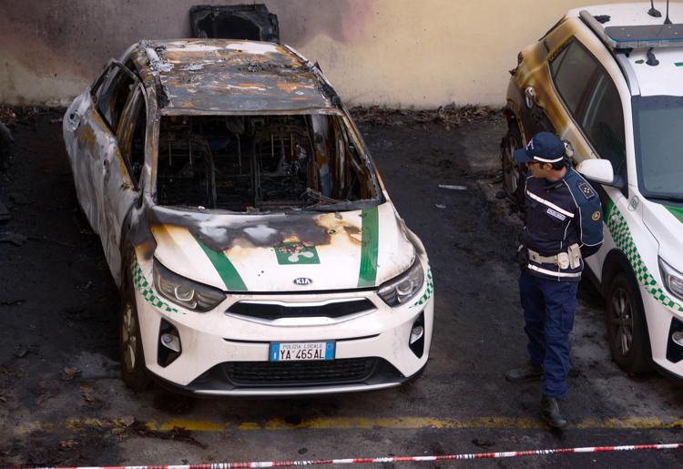 Auto bruciate Milano, anarchici rivendicano: "Solidarietà a Cospito"