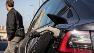 Auto, via libera a incentivi per veicoli non inquinanti