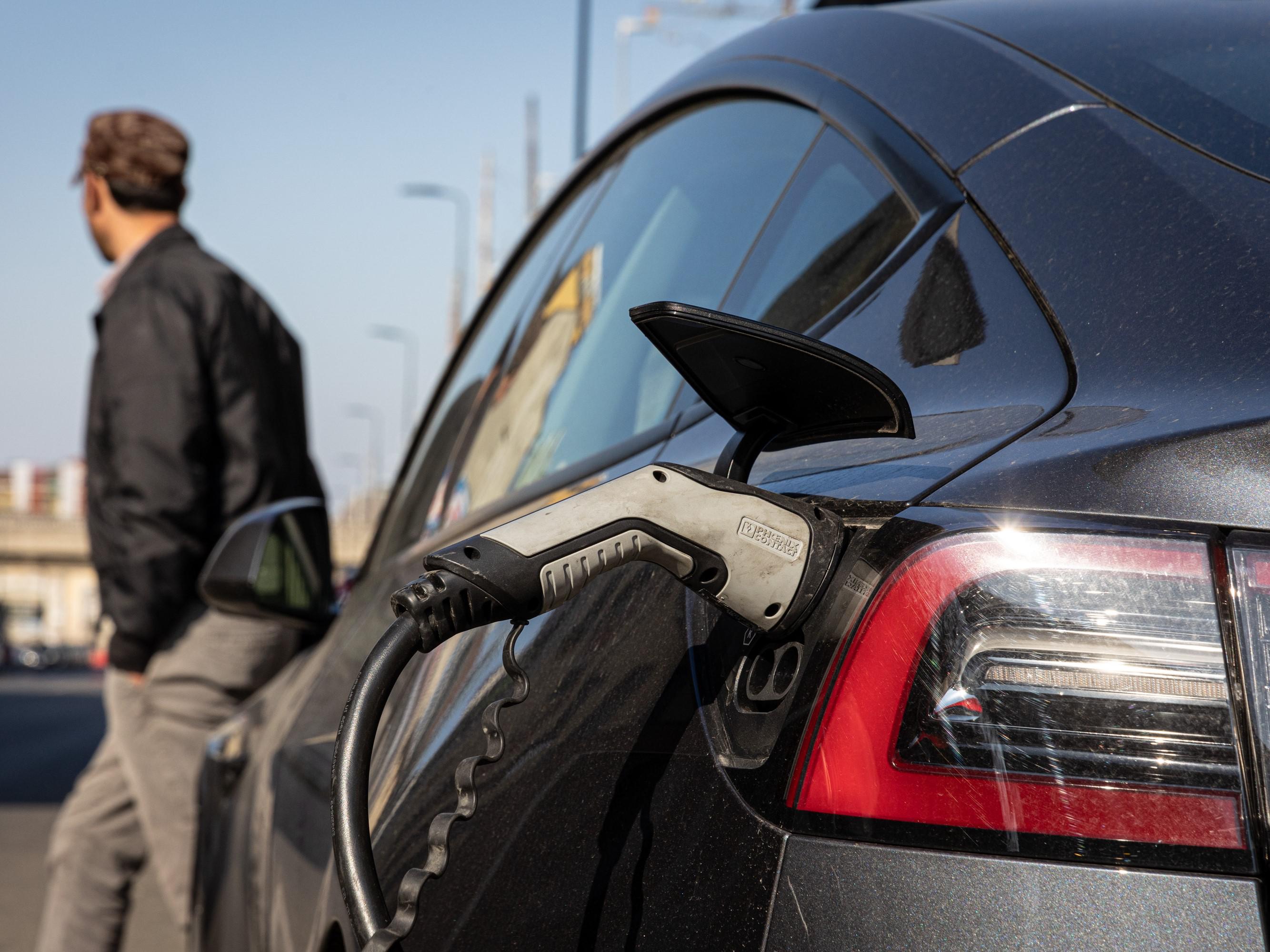 Auto, via libera a incentivi per veicoli non inquinanti