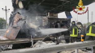 Autoarticolato in fiamme su A1, tre caselli distrutti