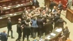 Autonomia, alla Camera botte e sedie che volano: rissa e Montecitorio diventa ring