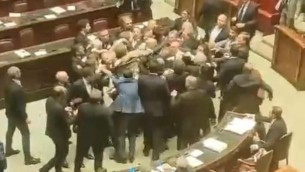 Autonomia, caos alla Camera: "Pugni in testa a deputato M5S Donno"