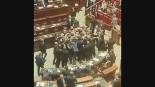 Autonomia, il momento dell'aggressione a Donno - Video