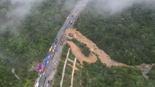 Autostrada crollata in Cina, si aggrava bilancio vittime: almeno 36 i morti