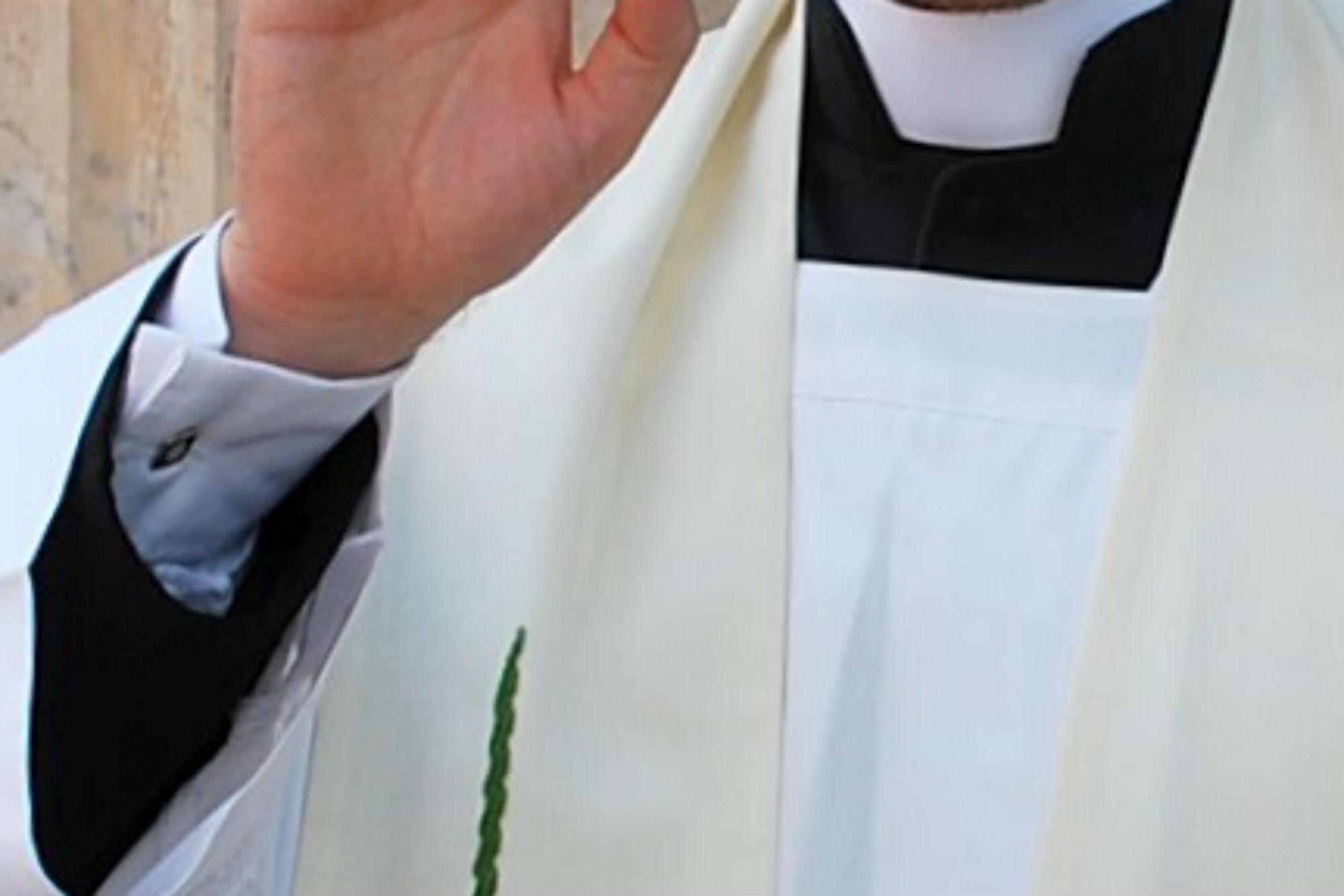 Avellino, atti sessuali su 13enne: arrestato sacerdote