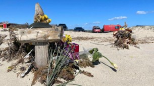 Naufragio: a quasi un mese dalla tragedia, il mare restituisce ancora i bagagli dei migranti