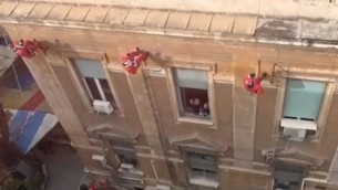 Babbi Natale in corsia, il regalo della polizia a grandi e piccoli pazienti - Video