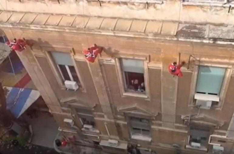 Babbi Natale in corsia, il regalo della polizia a grandi e piccoli pazienti - Video