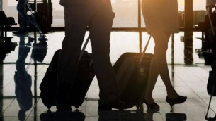 Bagni intasati in aereo, volo rientra dopo 2 ore