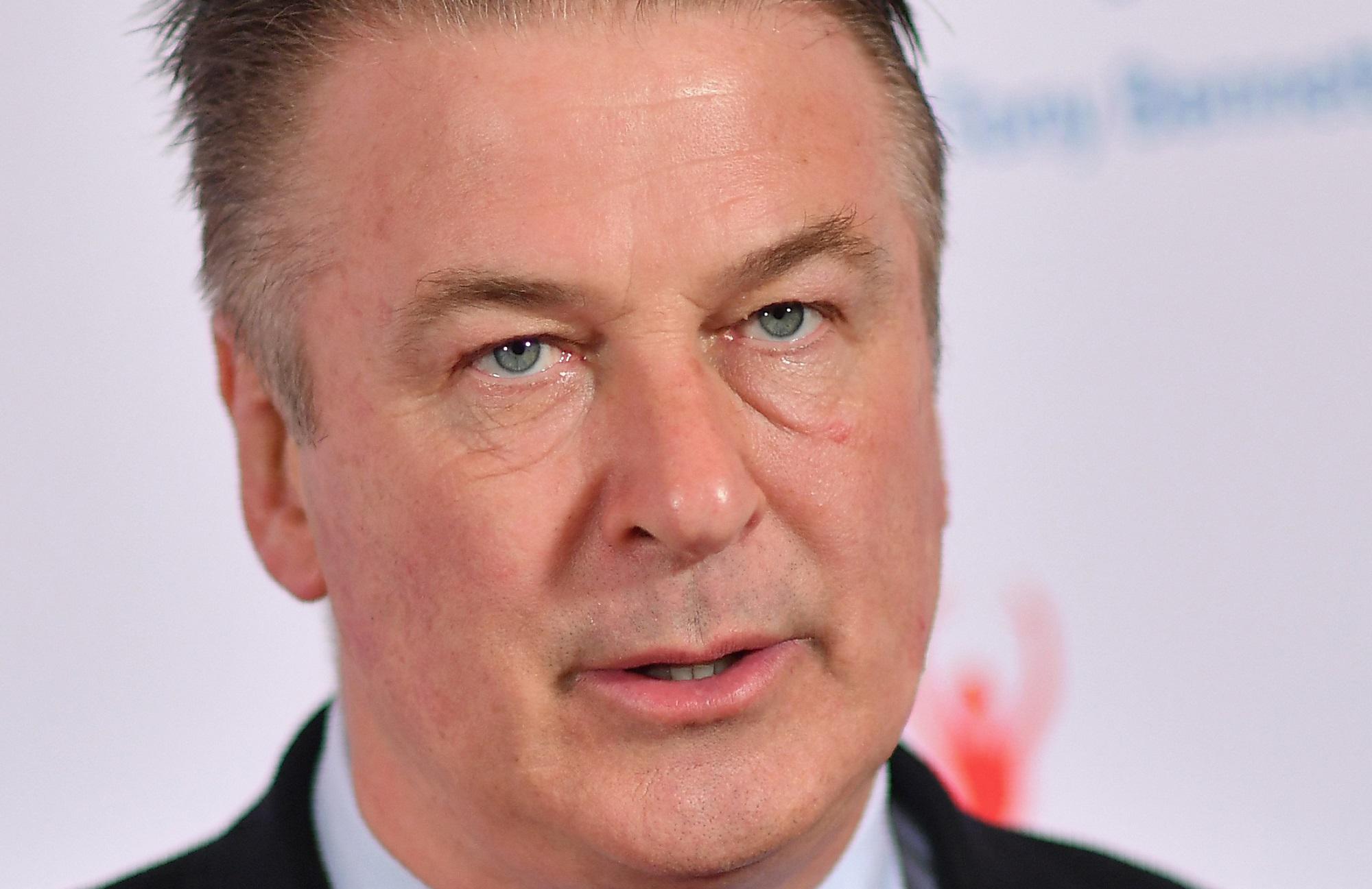 Baldwin spara sul set: "Non ci sono parole per esprimere il mio shock"