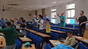 Ballano il 'Gioca Jouer' durante l'autopsia: bufera social sul video dei medici legali