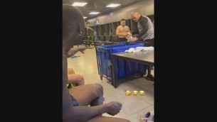 Balotelli ci ricasca e lancia petardo in spogliatoio - Video