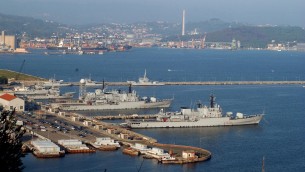 Bambini palestinesi in Italia, sbarcata a La Spezia la nave Vulcano con 18 famiglie