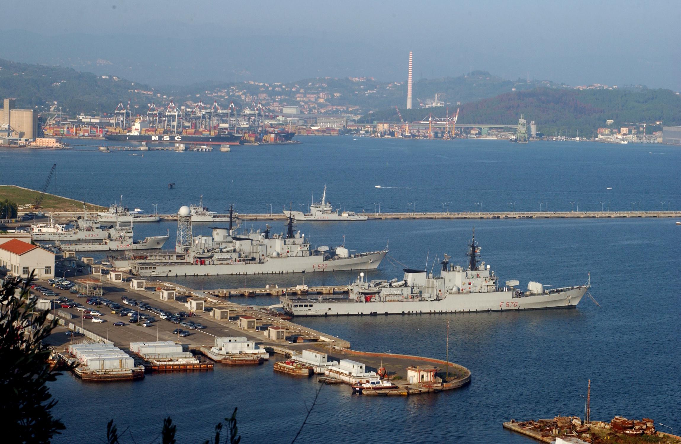 Bambini palestinesi in Italia, sbarcata a La Spezia la nave Vulcano con 18 famiglie