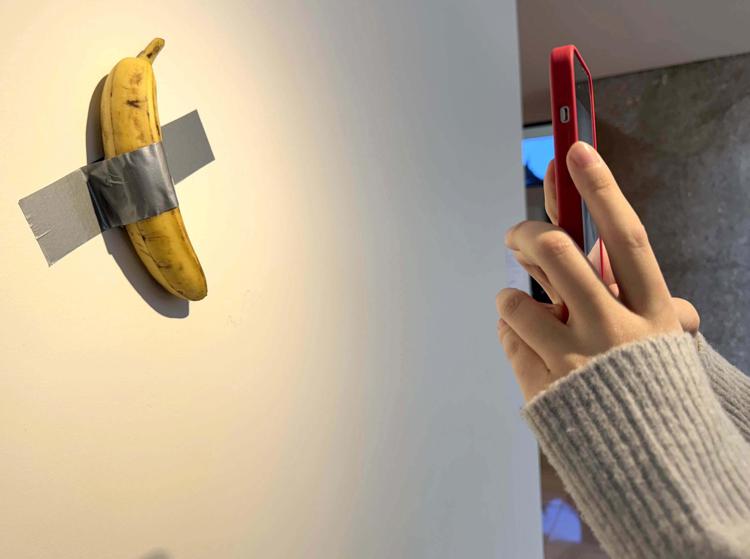 Banana di Cattelan, il fruttivendolo che l'ha venduta: "Sei milioni di dollari? Incredibile"