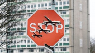 Banksy, misterioso furto a Londra: rubata opera su cartello stradale di Stop