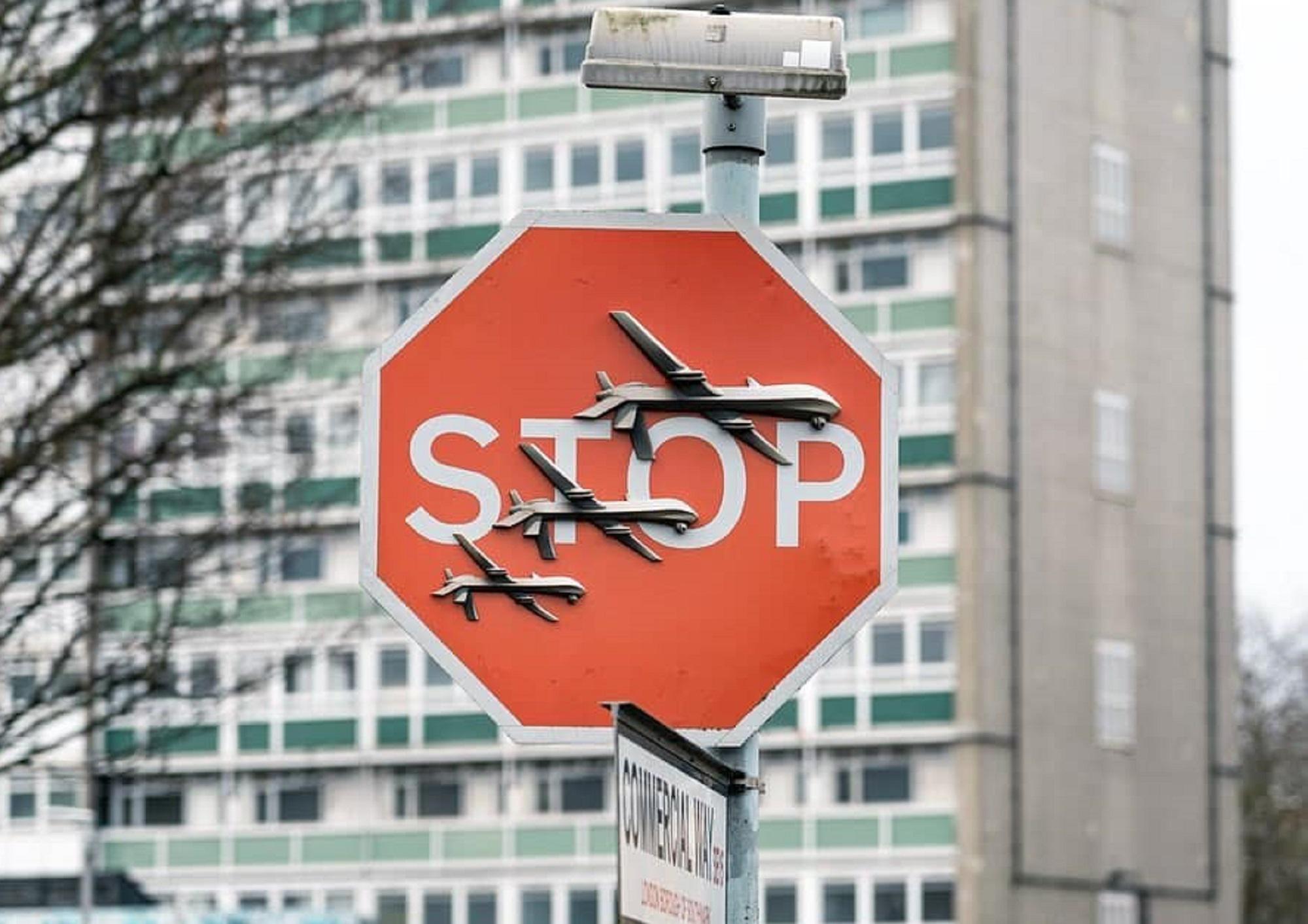 Banksy, misterioso furto a Londra: rubata opera su cartello stradale di Stop