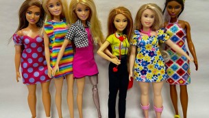 Barbie scende dai tacchi, così è cambiata dal 1959 ad oggi