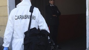 Bari, 78enne tenta approccio sessuale ma lei lo rifiuta: colpita alla testa con un martello