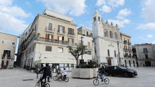 Bari, assessore al Bilancio indagato per truffa: il sindaco Decaro gli revoca la delega