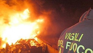 Bari, incendio in zona industriale Modugno: "Chiudete finestre"
