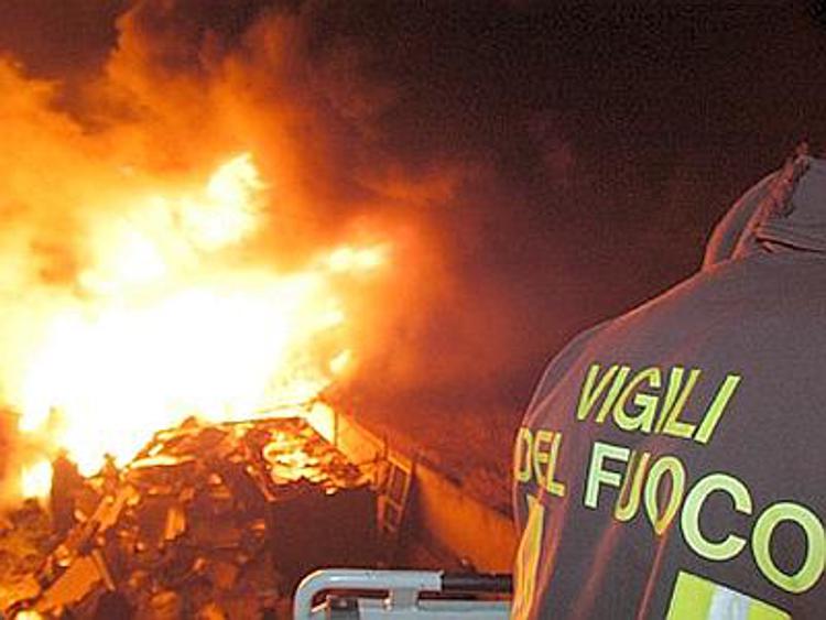 Bari, incendio in zona industriale Modugno: "Chiudete finestre"