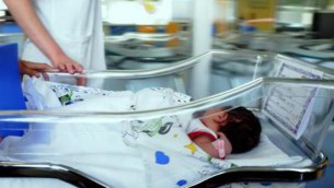 Bari, neonata lasciata in culla termica in chiesa: è in buone condizioni