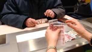 Bari, per dieci anni incassa pensione madre morta: sequestrati 190mila euro