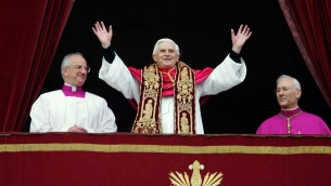 Benedetto XVI, dai funerali alla sepoltura: rito adattato per Ratzinger