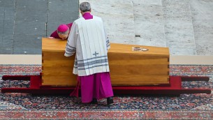 Benedetto XVI, il bacio alla bara di padre Georg